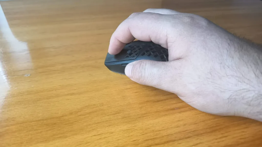 Naturalny chwyt dłoni na myszce Aerox 3 gen 2 od SteelSeries