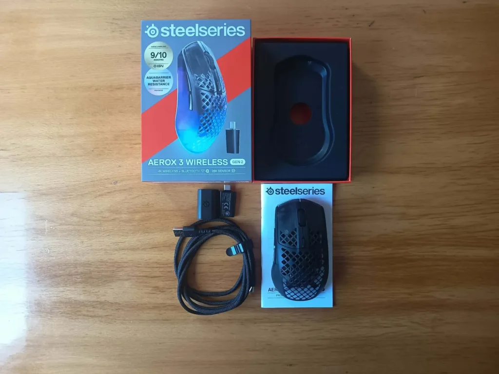 Zawartość pudełka z myszką Aerox 3 gen 2 od SteelSeries