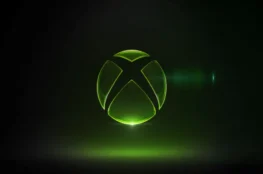 Świecące zielone logo Xbox na czarnym tle. Występuje w usłudze Game Pass