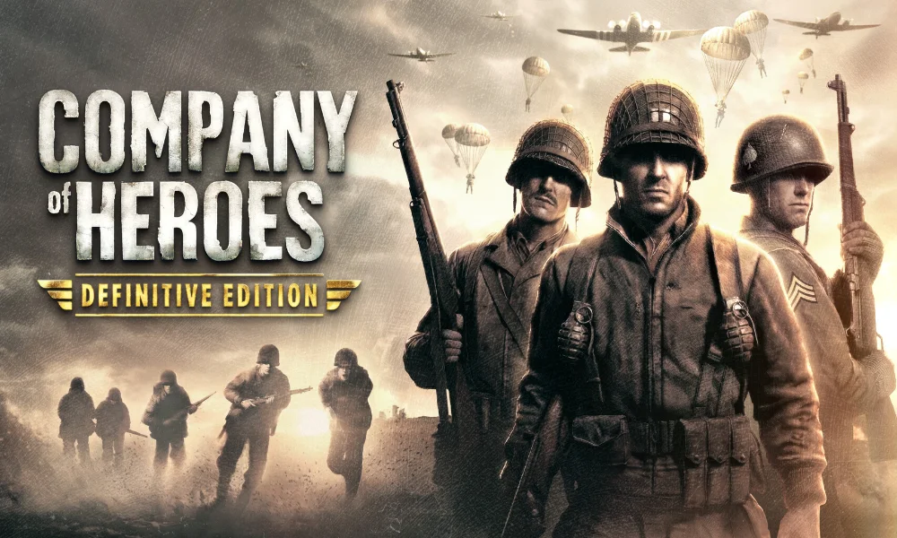 Oficjalna grafika promocyjna gry „Company of Heroes: Definitive Edition”. Na pierwszym planie umieszczono charakterystyczne, stylizowane na wojskowy szablon logo z tytułem i jasnym dopiskiem „DEFINITIVE EDITION”. W tle widać dynamiczną, filmową scenę starcia