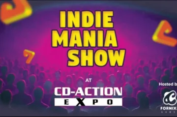 grafika promocyjna zapowiadająca pokaz gier „INDIE MANIA SHOW”, który odbędzie się w ramach wydarzenia „CD-ACTION EXPO”. Na jaskrawym, fioletowo-różowym tle oświetlającym sylwetki zgromadzonej publiczności umieszczono duży, żółty napis tytułowy. Na dole widoczne jest logo „CD-ACTION EXPO”, a po prawej stronie informacja o gospodarzu: „Hosted by FORNIXA GAMES” wraz z jego logotypem. Wokół całej kompozycji unoszą się dodatkowo rozmyte, pomarańczowe elementy trójwymiarowe.