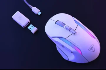 Marketingowa grafika przedstawiająca białą mysz Kone II Air w fioletowym podświetleniu, a przy niej jest nadajnik wi-fi oraz przewód USB-C.