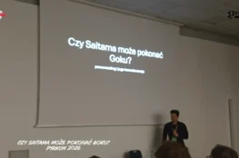 zdjęcie prezentuje kadr z panelu dyskusyjnego dotyczącego anime i mangi. Na dole ekranu widnieje nałożony tekst: „CZY SAITAMA MOŻE POKONAĆ GOKU? PYRKON 2026”.