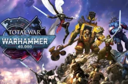 Oficjalna grafika promocyjna przedstawiająca epicką bitwę w uniwersum science-fiction. Po lewej stronie umieszczono duże, stylizowane logo „TOTAL WAR WARHAMMER 40,000” na tle metalicznej litery X z widocznymi śladami po kulach. Po prawej stronie widoczna jest dynamiczna scena starcia wielu frakcji na skalistym wzgórzu usianym czaszkami; można tam dostrzec potężnego Orka w żółtym pancerzu wspomaganym z wielkim toporem łańcuchowym, pikującego wojownika Eldarów z białymi, pierzastymi skrzydłami, Kosmicznych Marines w niebieskich zbrojach oraz piechotę Gwardii Imperialnej. Całość dopełnia tło przedstawiające kosmiczne mgławice i odległe pole bitwy.