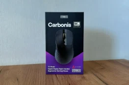 Pudełko Epomaker Carbonis na drewwnianym blacie.