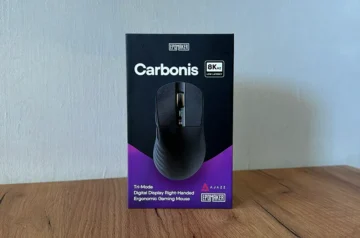 Pudełko Epomaker Carbonis na drewwnianym blacie.