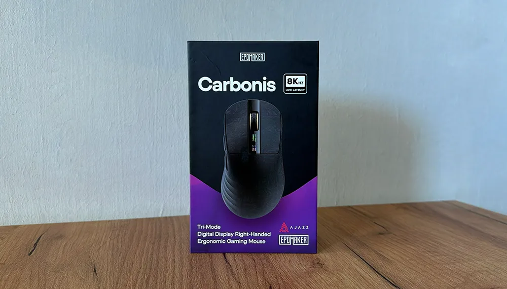 Pudełko Epomaker Carbonis na drewwnianym blacie.
