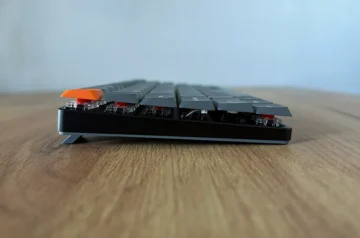 Klawiatura Keychron K3 Max na drewnianym blacie, lewy bok.
