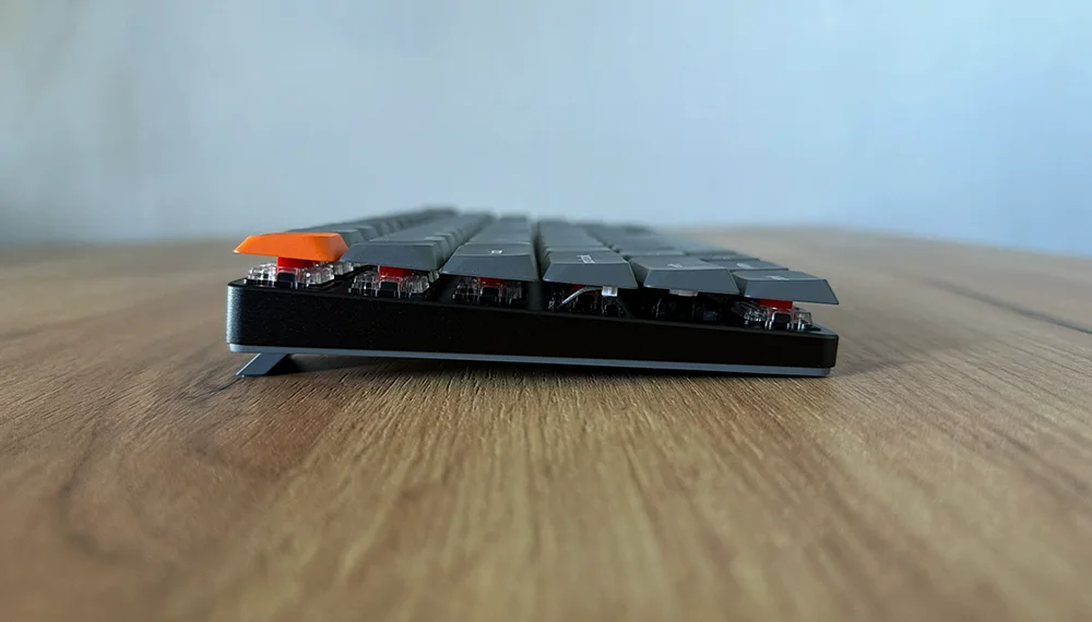 Klawiatura Keychron K3 Max na drewnianym blacie, lewy bok.
