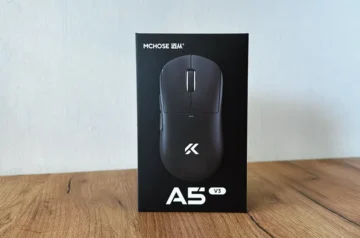 Pudełko MCHOSE A5 V3 Ultra na drewnianym blacie