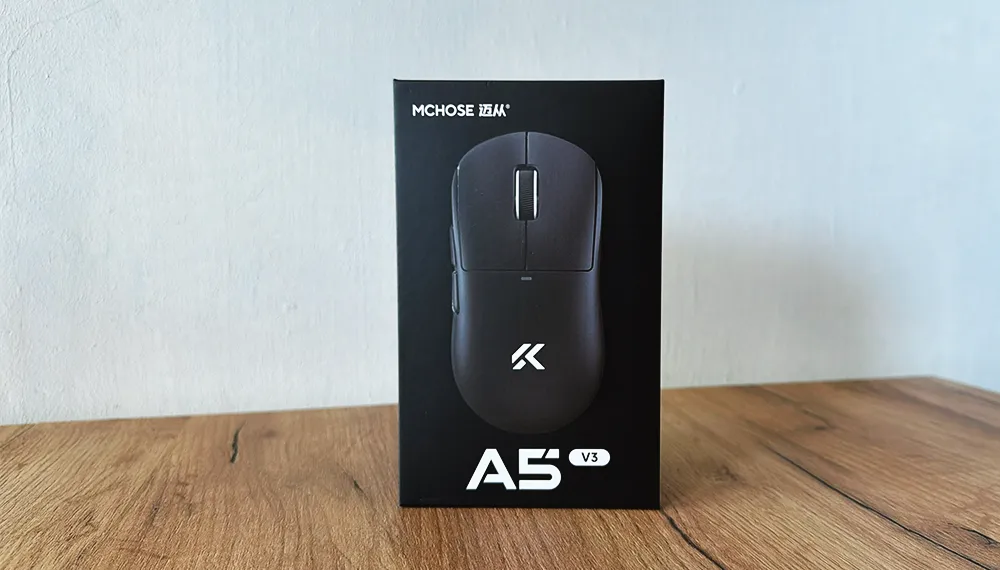 Pudełko MCHOSE A5 V3 Ultra na drewnianym blacie