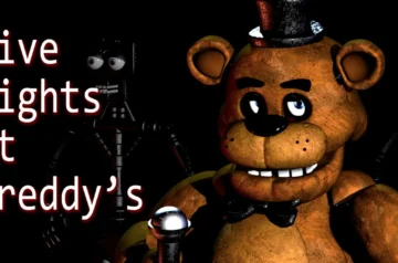 Grafika przedstawia klasyczną ilustrację promocyjną służącą za oficjalną grafikę tytułową pierwszej części gry z serii Five Nights at Freddy’s. Po lewej stronie umieszczono duży, rozbity na cztery wersy, biały napis „Five Nights at Freddy’s” opatrzony delikatną, czerwoną poświatą wokół liter. Pierwszy plan po prawej stronie dominuje postać brązowego, lekko zniszczonego niedźwiedzia animatronicznego — Freddy'ego Fazbeara — ubranego w niewielki czarny cylinder oraz czarną muszkę, trzymającego w dłoni metalowy mikrofon. W głębokim mroku w tle, tuż za napisem, złowrogo majaczy odsłonięty metalowy endoszkielet z szeroko otwartymi, białymi oczami wpatrującymi się w obiektyw.