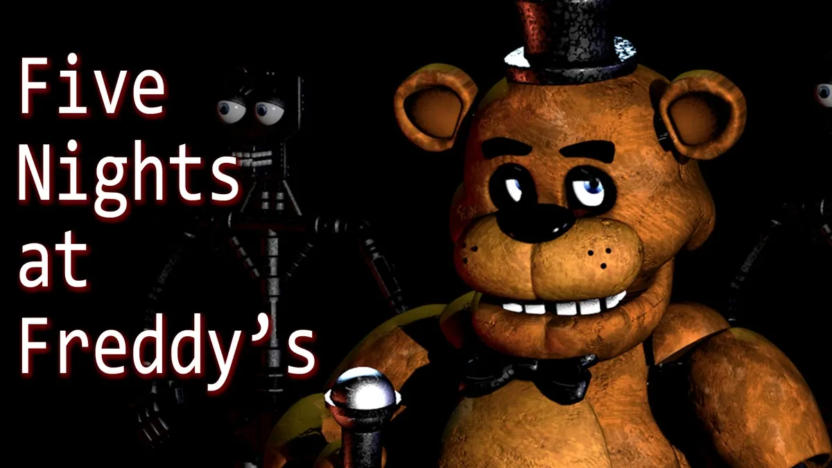 Grafika przedstawia klasyczną ilustrację promocyjną służącą za oficjalną grafikę tytułową pierwszej części gry z serii Five Nights at Freddy’s. Po lewej stronie umieszczono duży, rozbity na cztery wersy, biały napis „Five Nights at Freddy’s” opatrzony delikatną, czerwoną poświatą wokół liter. Pierwszy plan po prawej stronie dominuje postać brązowego, lekko zniszczonego niedźwiedzia animatronicznego — Freddy'ego Fazbeara — ubranego w niewielki czarny cylinder oraz czarną muszkę, trzymającego w dłoni metalowy mikrofon. W głębokim mroku w tle, tuż za napisem, złowrogo majaczy odsłonięty metalowy endoszkielet z szeroko otwartymi, białymi oczami wpatrującymi się w obiektyw.