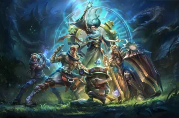 Ta grafika to oficjalna ilustracja promocyjna (key visual) dla League of Legends Classic. Przedstawia ona dynamiczną scenę z pięcioma championami w mrocznej, leśnej scenerii: Centralna postać: W centrum, nieco wyżej od pozostałych, znajduje się Zilean z uniesioną w górę laską, przed dużym, świecącym na niebiesko mechanicznym zegarem. Lewa strona: Ezreal przygotowuje się do ataku, a obok niego stoi Lee Sin w gotowości bojowej. Prawa strona: Po prawej stronie widoczna jest Leona w pełnej zbroi, trzymająca potężną tarczę i miecz. Dół: Na pierwszym planie, na skale, stoi Teemo, patrzący przez lornetkę. Całość utrzymana jest w epickim, fantasy klimacie z wyraźnym kontrastem między ciemnym otoczeniem a jasnymi efektami magicznymi emanującymi z postaci i zegara w tle.