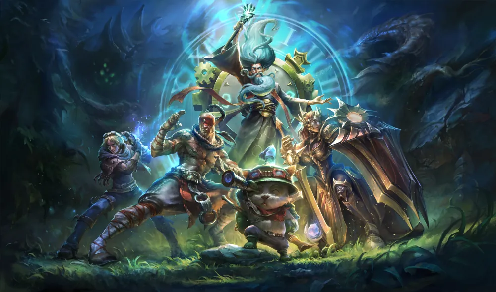 Ta grafika to oficjalna ilustracja promocyjna (key visual) dla League of Legends Classic. Przedstawia ona dynamiczną scenę z pięcioma championami w mrocznej, leśnej scenerii: Centralna postać: W centrum, nieco wyżej od pozostałych, znajduje się Zilean z uniesioną w górę laską, przed dużym, świecącym na niebiesko mechanicznym zegarem. Lewa strona: Ezreal przygotowuje się do ataku, a obok niego stoi Lee Sin w gotowości bojowej. Prawa strona: Po prawej stronie widoczna jest Leona w pełnej zbroi, trzymająca potężną tarczę i miecz. Dół: Na pierwszym planie, na skale, stoi Teemo, patrzący przez lornetkę. Całość utrzymana jest w epickim, fantasy klimacie z wyraźnym kontrastem między ciemnym otoczeniem a jasnymi efektami magicznymi emanującymi z postaci i zegara w tle.