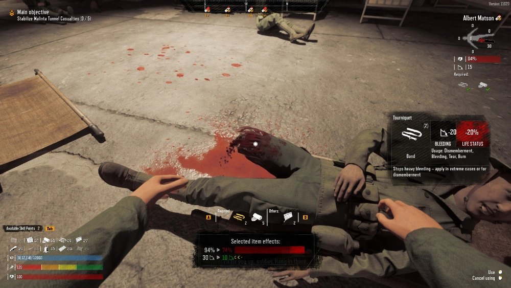 kadr z gry Medic: Pacific War. Ukazuje rannego żołnierza, któremu brak prawej nogi na wysokości kolana. Gracz podejmuje decyzję jakich środków użyć by uratować mu życie