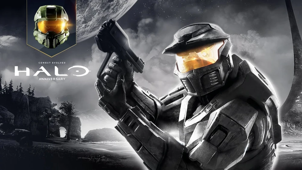 Okładka gry Halo Combat Evolved Anniversary, utrzymana w szarej kolorystyce z wyjątkiem wizjera Master Chiefa, a po lewej stronie znajduje się hełm Master Chiefa, a pod nim tytuł gry.