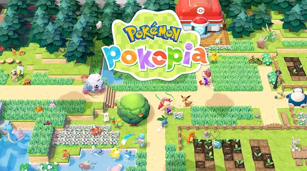 Grafika przedstawia kolorową, izometryczną ilustrację gry Pokémon Pokopia w sielankowym stylu. W górnej części widnieje duże, zielone logo, a poniżej rozciąga się wioska z elementami farmerskimi. Po lewej stronie widać leśne wzgórza oraz staw ze stworkami (m.in. Lapras, Squirtle), natomiast po prawej centrum medyczne oraz grządki uprawne z Snorlaxem, Bulbasaurem i Charmanderem. Środkiem biegną ścieżki, na których rysunkowe postacie ludzkie wchodzą w interakcję z Pokémonami.