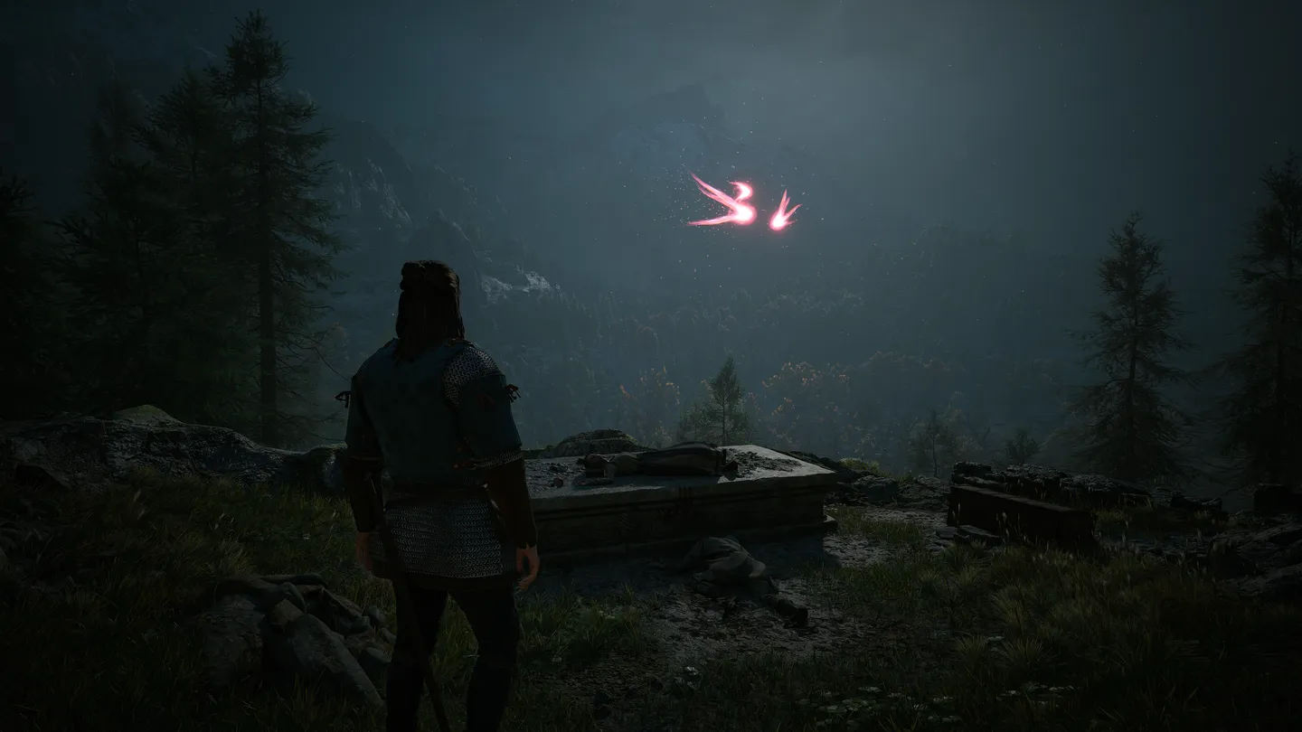 Bohater gry The Blood of Dawnwalker stoi na polanie w nocy i obserwuje tajemniczy różowy blask w oddali.