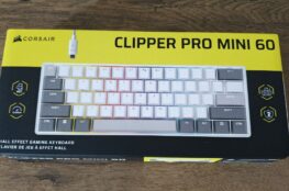 Przód żółto-czarnego opakowania klawiatury gamingowej Corsair Clipper Pro Mini 60 z przełącznikami Hall Effect.