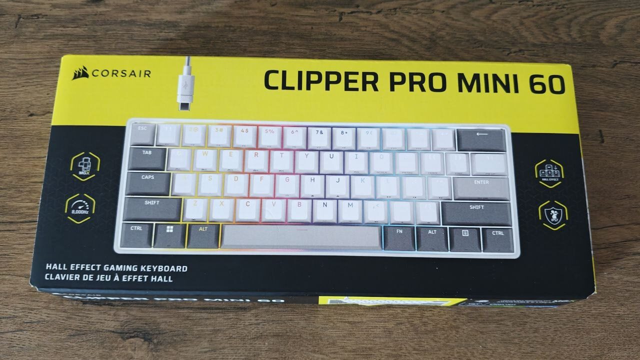 Przód żółto-czarnego opakowania klawiatury gamingowej Corsair Clipper Pro Mini 60 z przełącznikami Hall Effect.