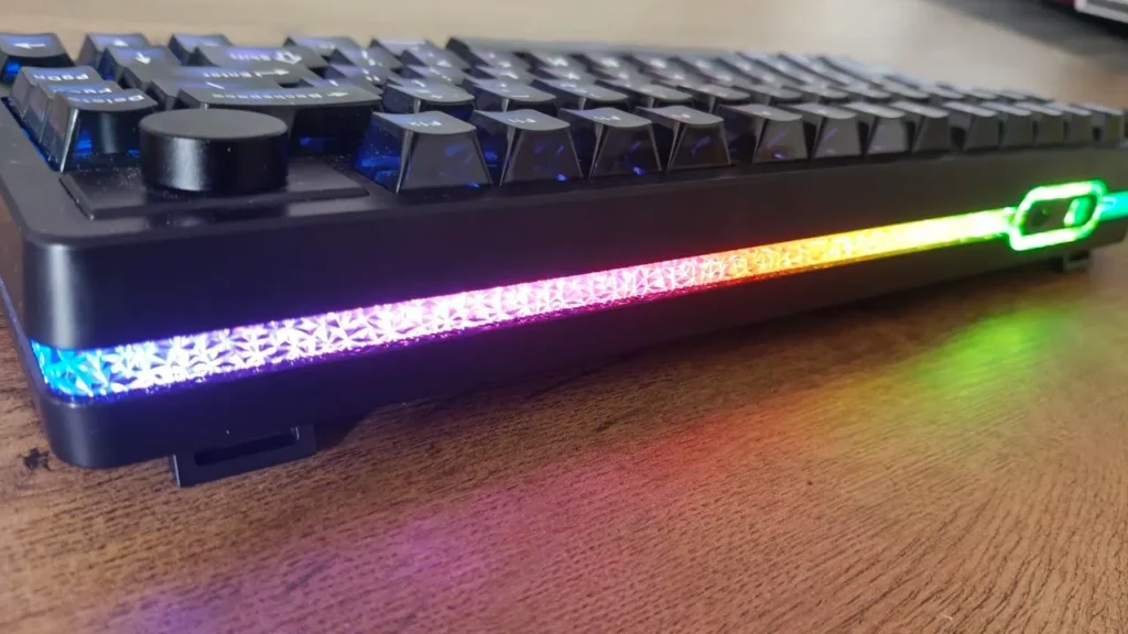 Boczny profil klawiatury z podświetlaną listwą LED RGB o strukturze kryształu.