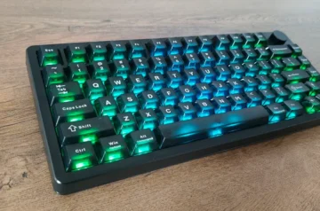Klawiatura EPOMAKER HE75 V2 w rzucie pod kątem z włączonym pełnym podświetleniem RGB.