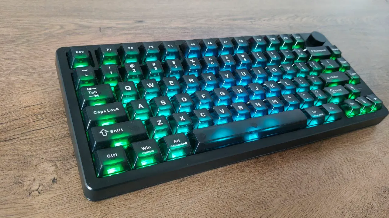 Klawiatura EPOMAKER HE75 V2 w rzucie pod kątem z włączonym pełnym podświetleniem RGB.