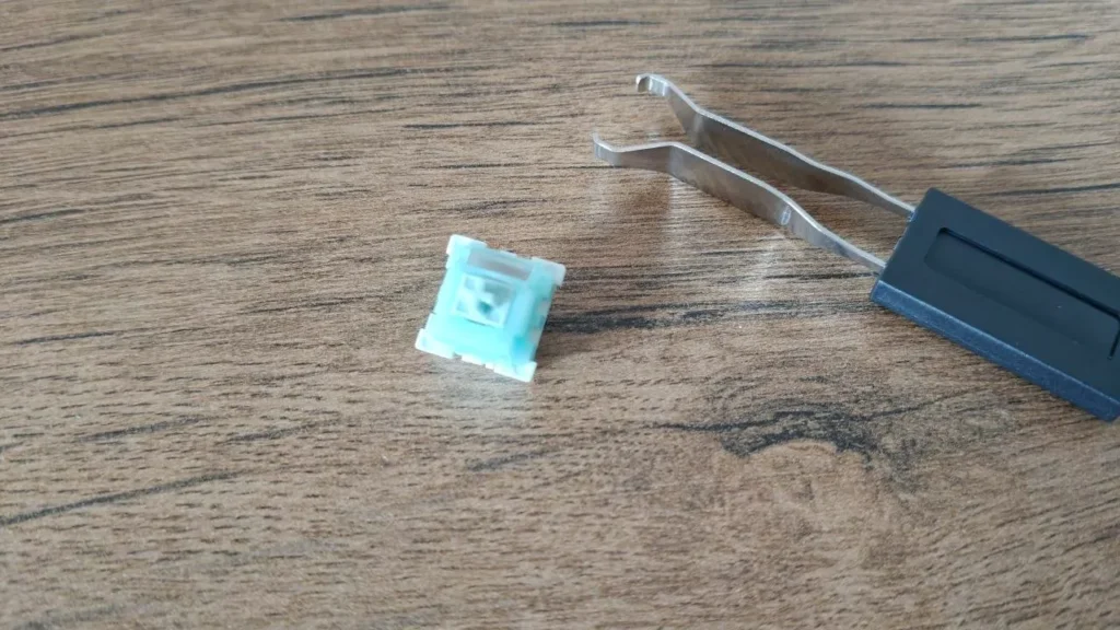 Wyjęty magnetyczny przełącznik Hall Effect oraz metalowy ściągacz do switchy (puller).