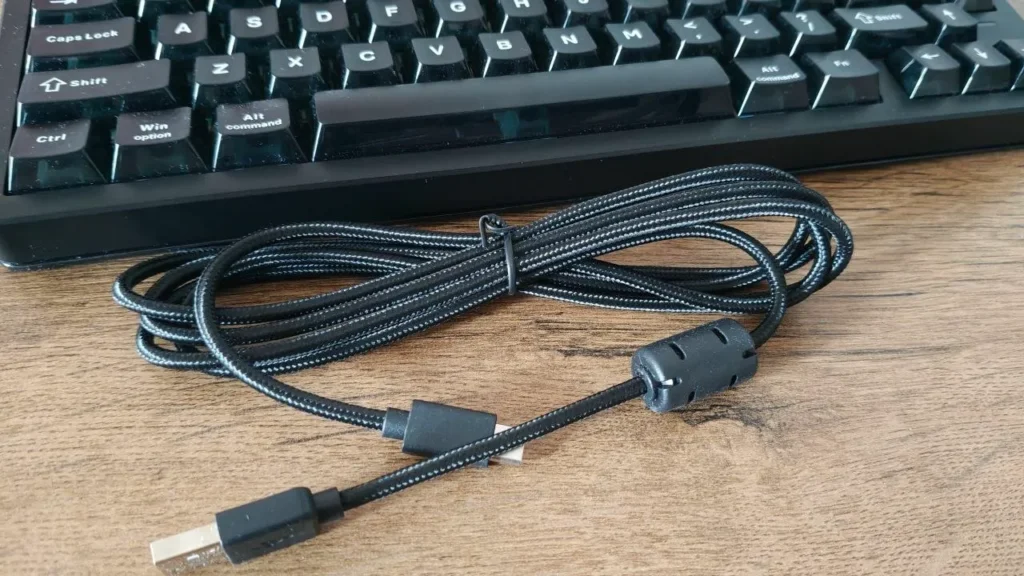 Odłączany przewód USB w materiałowym oplocie wyposażony w filtr ferrytowy.