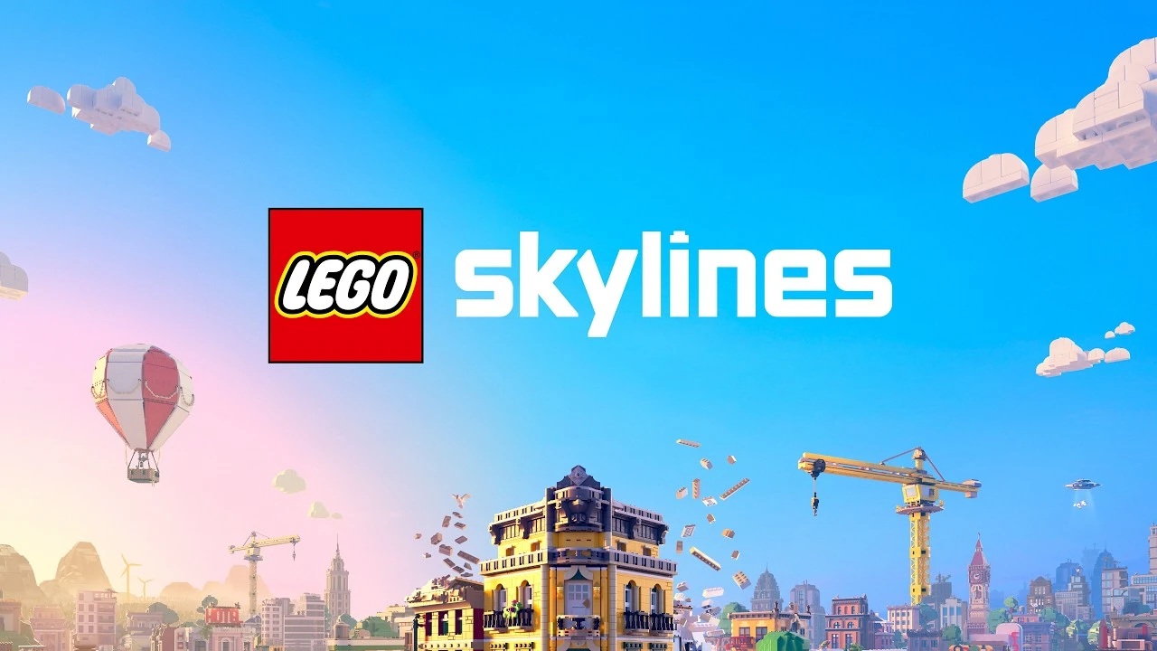 Połączenie kluczowych elementów z poprzednich grafik. Na tle błękitnego, czystego nieba z kilkoma chmurami w stylu LEGO umieszczono duże, centralne logo: po lewej czerwony klocek LEGO, a obok biały napis "skylines". Poniżej znajduje się ozdobny, wielopiętrowy budynek z żółtymi ścianami i brązowym dachem, wykonany z klocków LEGO, nad którym również unosi się rój luźnych klocków. Po prawej stronie widać duży, żółty żuraw wieżowy, a w oddali, po lewej, unosi się biało-czerwony balon na ogrzane powietrze. Całość tworzy spójny branding dla gry LEGO Skylines.