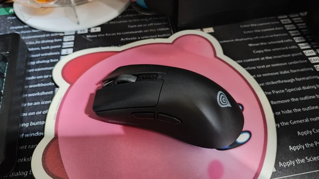 Czarna mysz Genesis Zircon 880 Pro na różowej podkładce pod mysz.