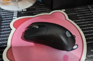 Czarna mysz Genesis Zircon 880 Pro na różowej podkładce pod mysz.