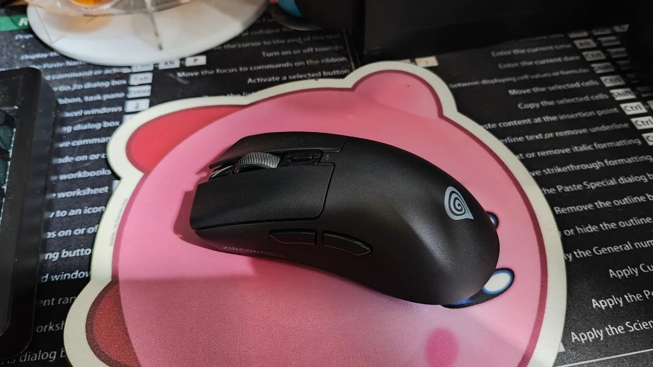 Czarna mysz Genesis Zircon 880 Pro na różowej podkładce pod mysz.