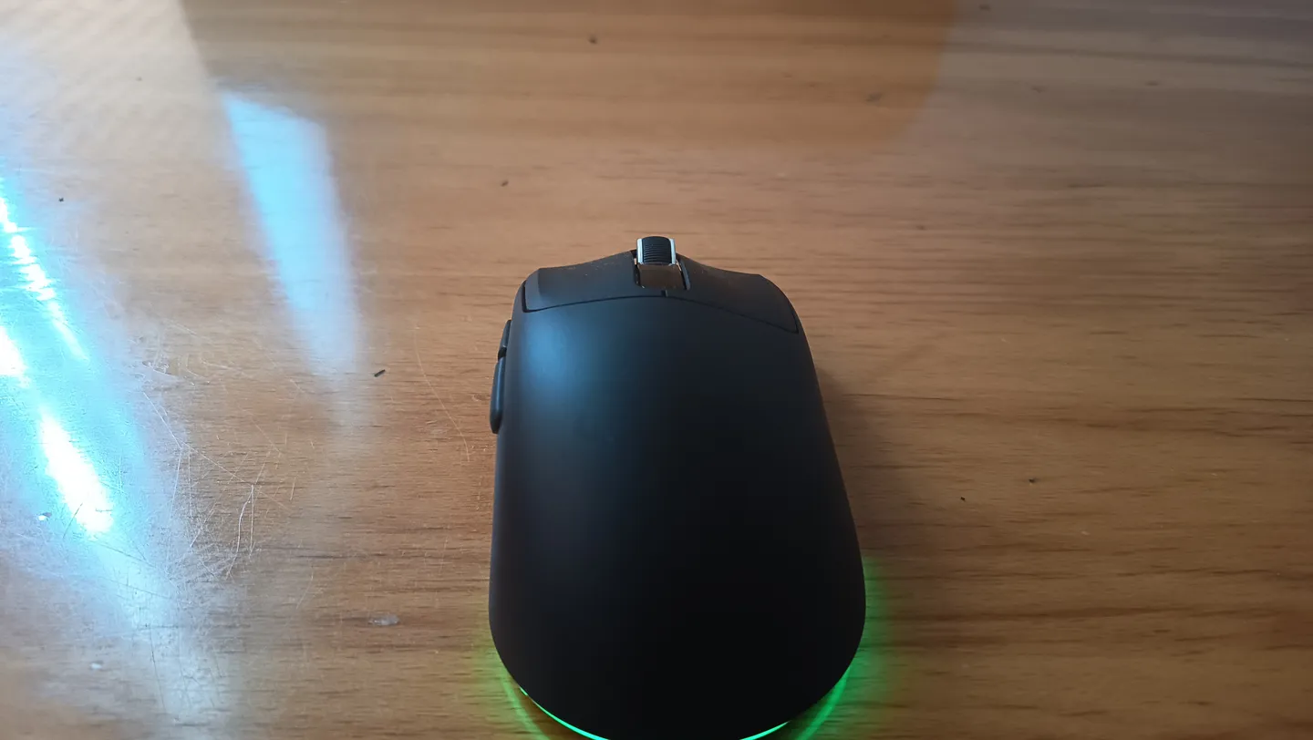 Czarna mysz gamingowa Epomaker NEX Lite z podświetleniem RGB, ustawiona na drewnianym biurku.