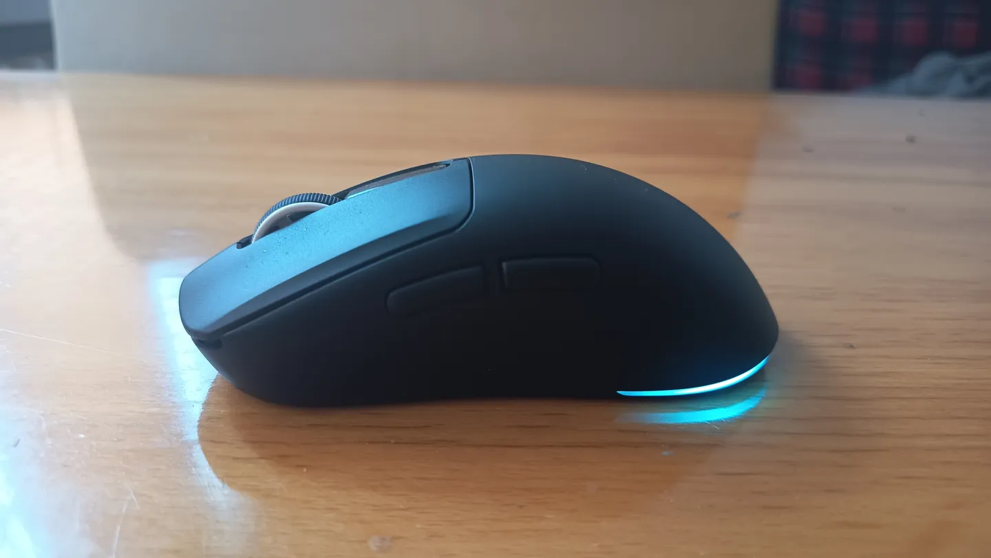 Czarna mysz gamingowa Epomaker NEX Lite z dwoma bocznymi przyciskami i niebieskim podświetleniem RGB, sfotografowana z profilu.
