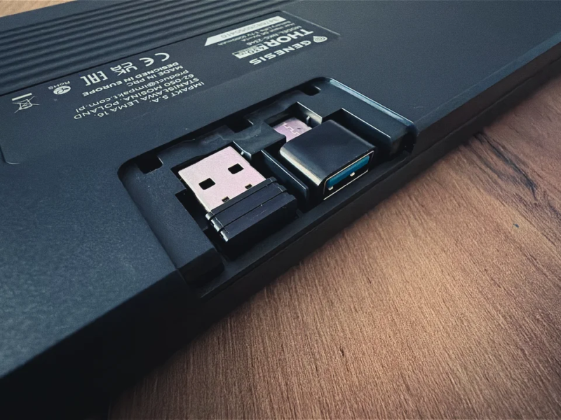 Genesis Thor 430 TKL Wireless - miejsce na adapter/odbiornik