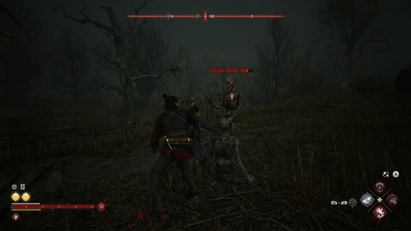 Bohater gry The Blood of Dawnwalker walczy nocą z uzbrojonym przeciwnikiem na ponurym, bagnistym terenie.