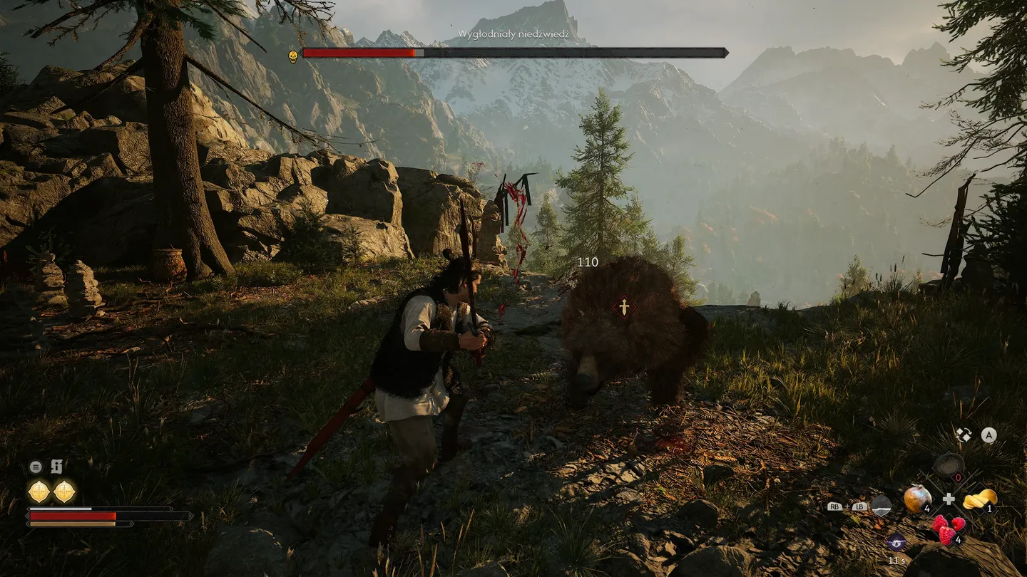 Bohater The Blood of Dawnwalker walczy z ogromnym niedźwiedziem na górskim szlaku, w tle widać skaliste szczyty.