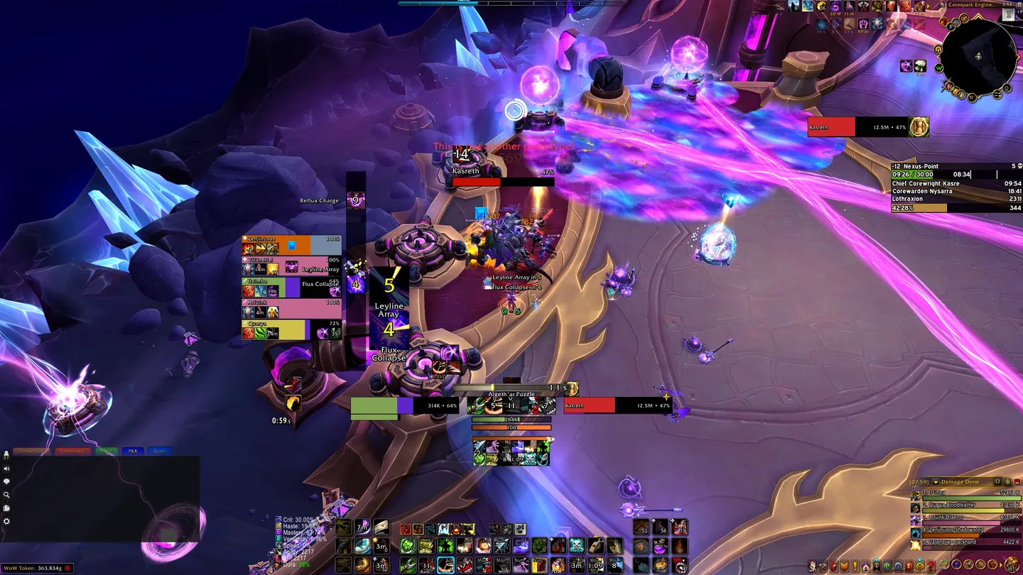 Starcie z bossem w World of Warcraft: Midnight na platformie z fioletowymi efektami magii i interfejsem walki.