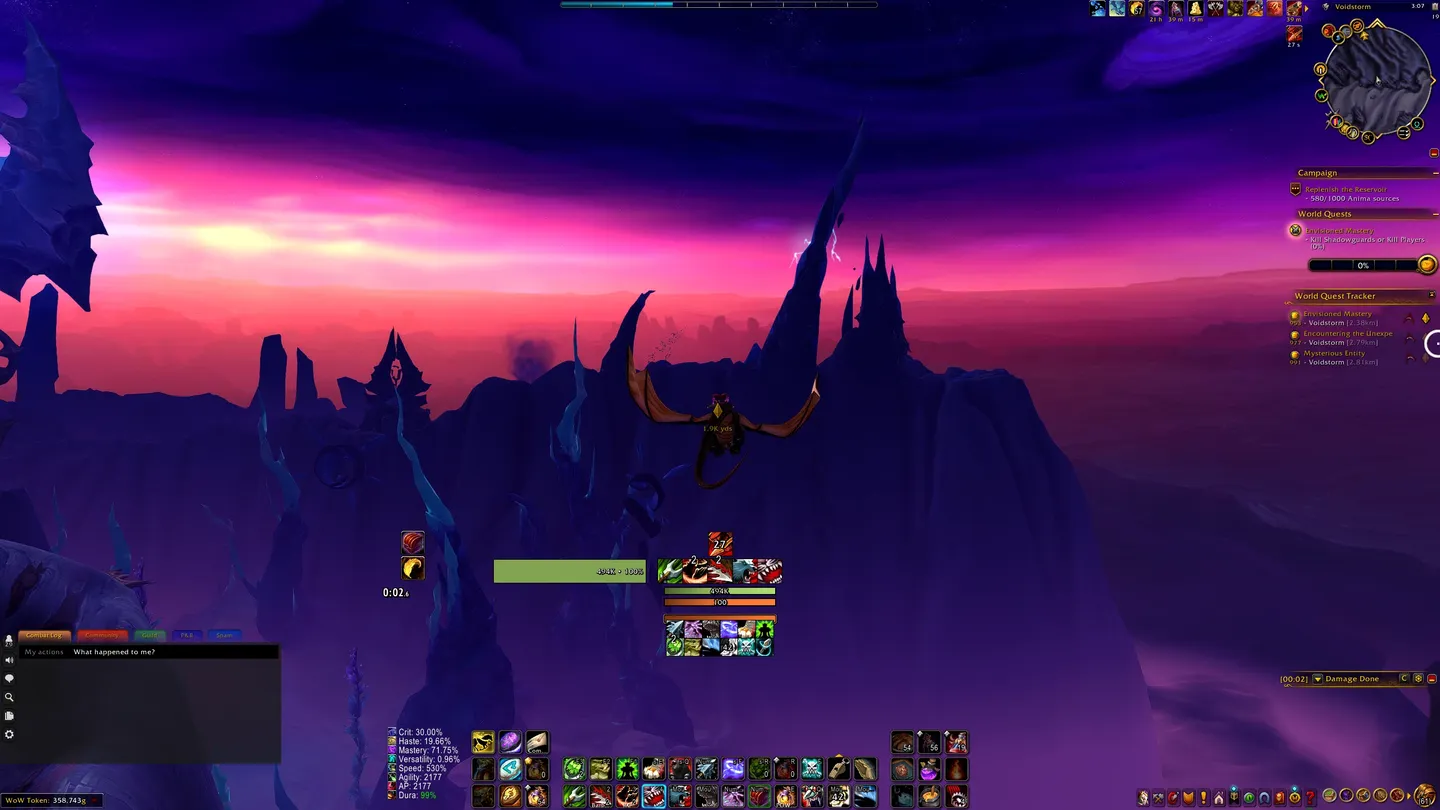 Lot nad różowo-fioletowym krajobrazem w World of Warcraft: Midnight, z widokiem na wysokie skały i zachód słońca.