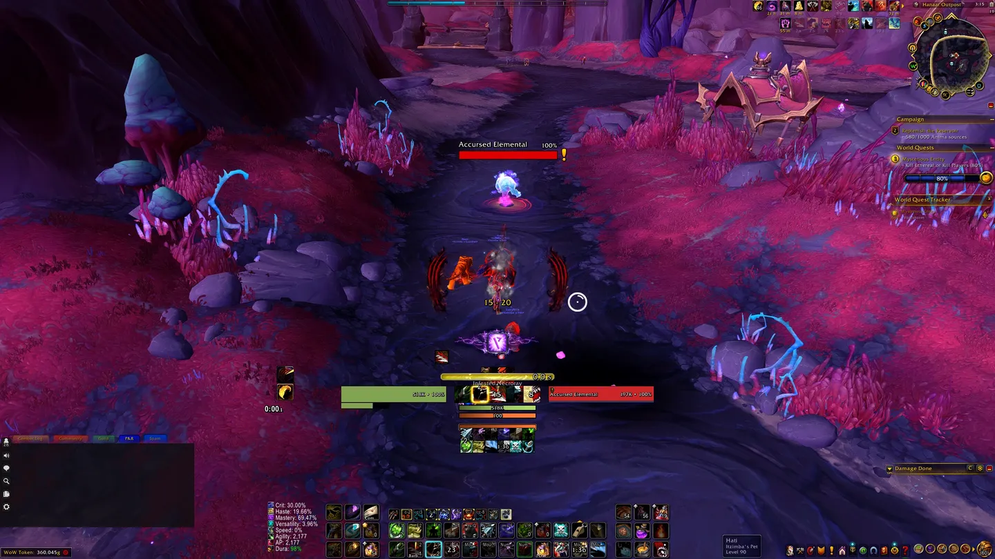 Walka z Accursed Elemental w World of Warcraft: Midnight w różowo-fioletowej strefie z efektem ciemnej magii.