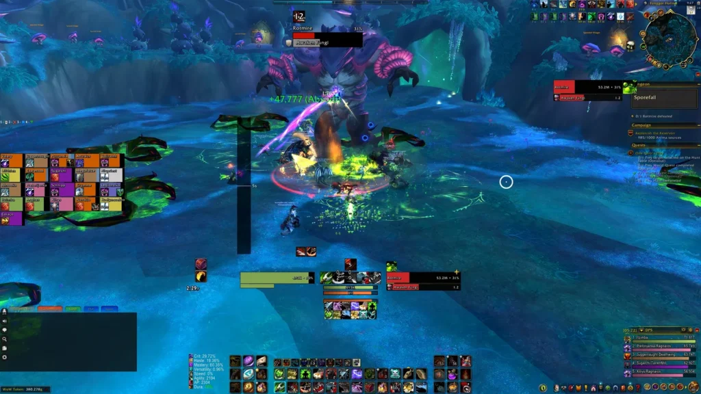 Walka z bossem Rotmire w World of Warcraft: Midnight w zielono-niebieskiej jaskini z widocznym interfejsem raidowym.