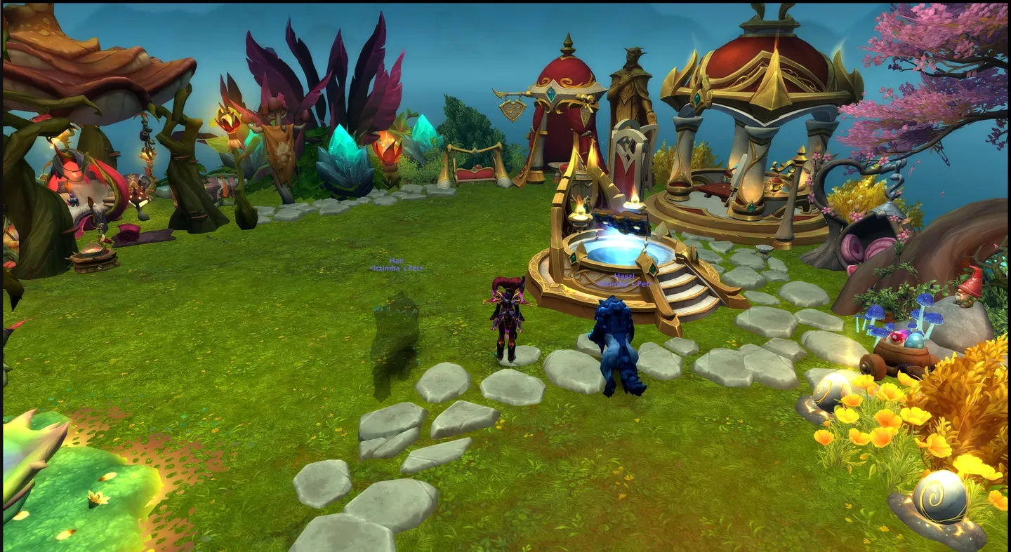 Ozdobny ogród z domem gracza w World of Warcraft: Midnight, z kolorowymi roślinami i dekoracjami.
