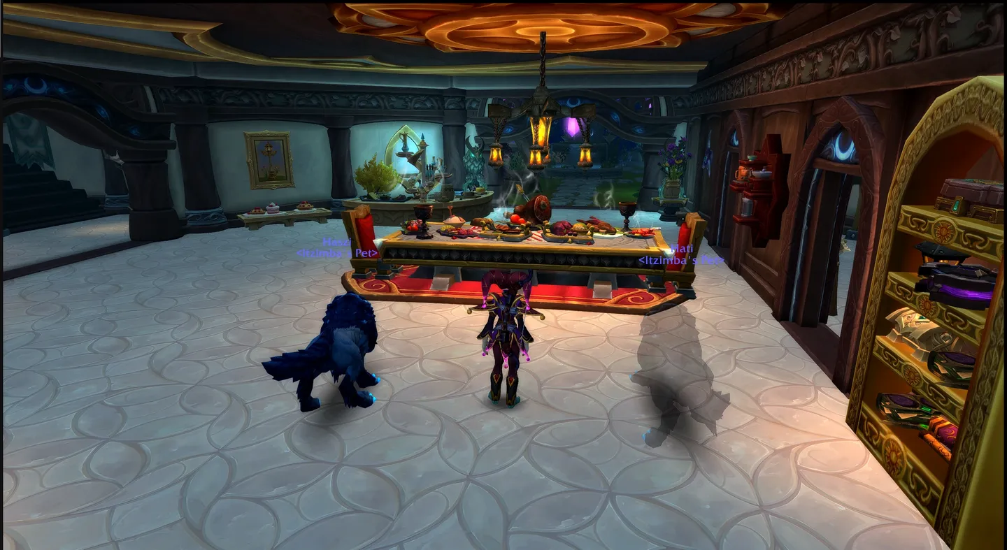 Wnętrze domu w World of Warcraft: Midnight z ozdobioną jadalnią, psem i postacią gracza.