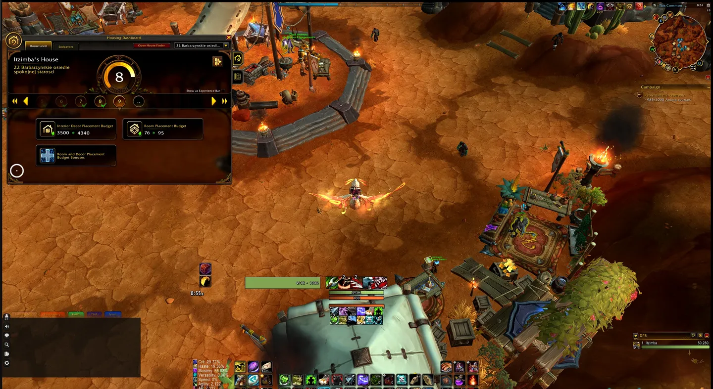 Widok osady w World of Warcraft: Midnight z otwartym panelem budowania domu i interfejsem gry.