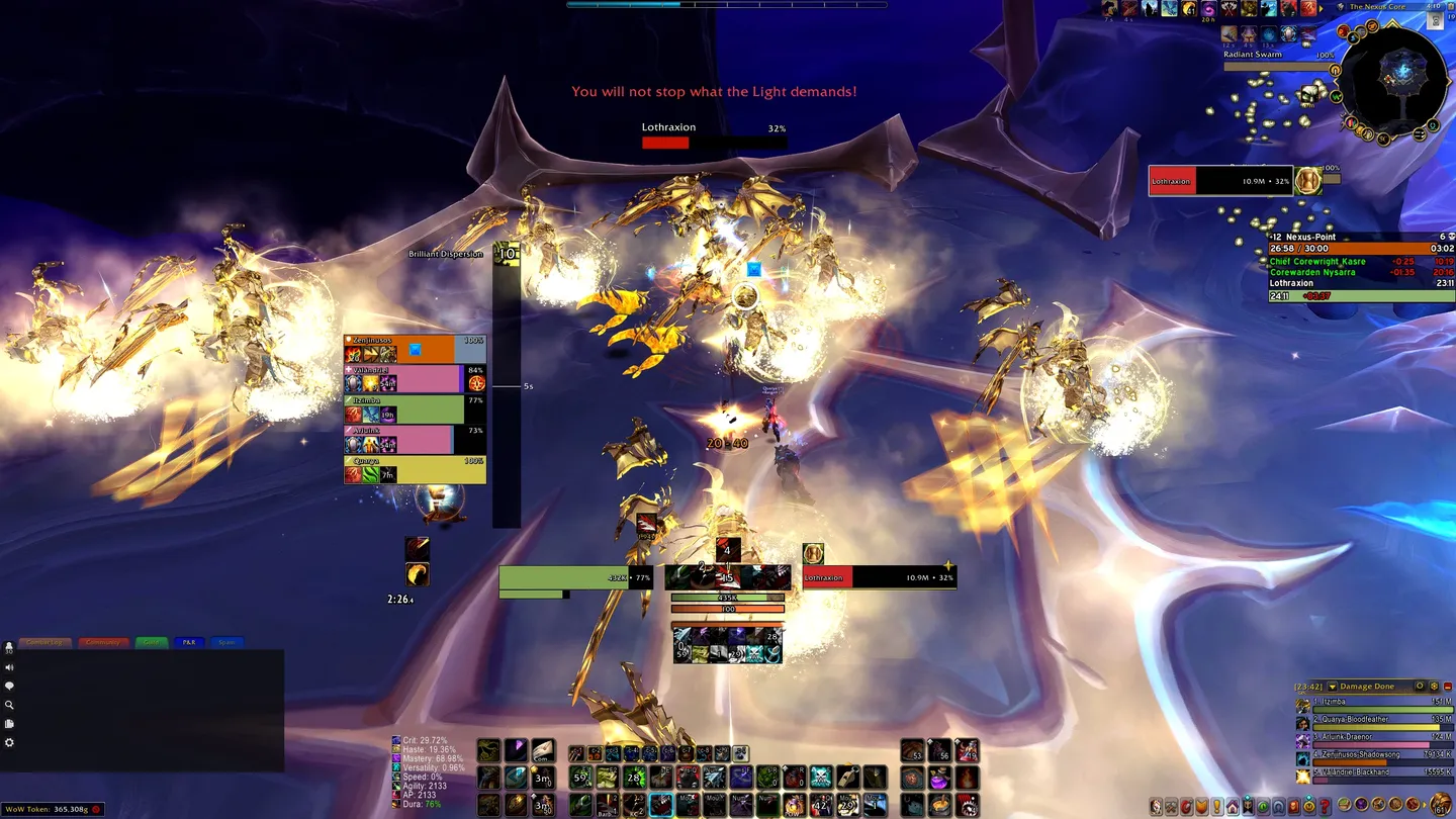 Intensywna walka z bossem w World of Warcraft: Midnight, z jaskrawymi efektami świetlnymi i interfejsem raidowym.