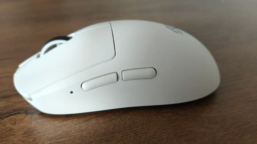 Lewy profil białej myszy bezprzewodowej MCHOSE A7 V2 Ultra+ z widocznymi dwoma przyciskami bocznymi i diodą LED.