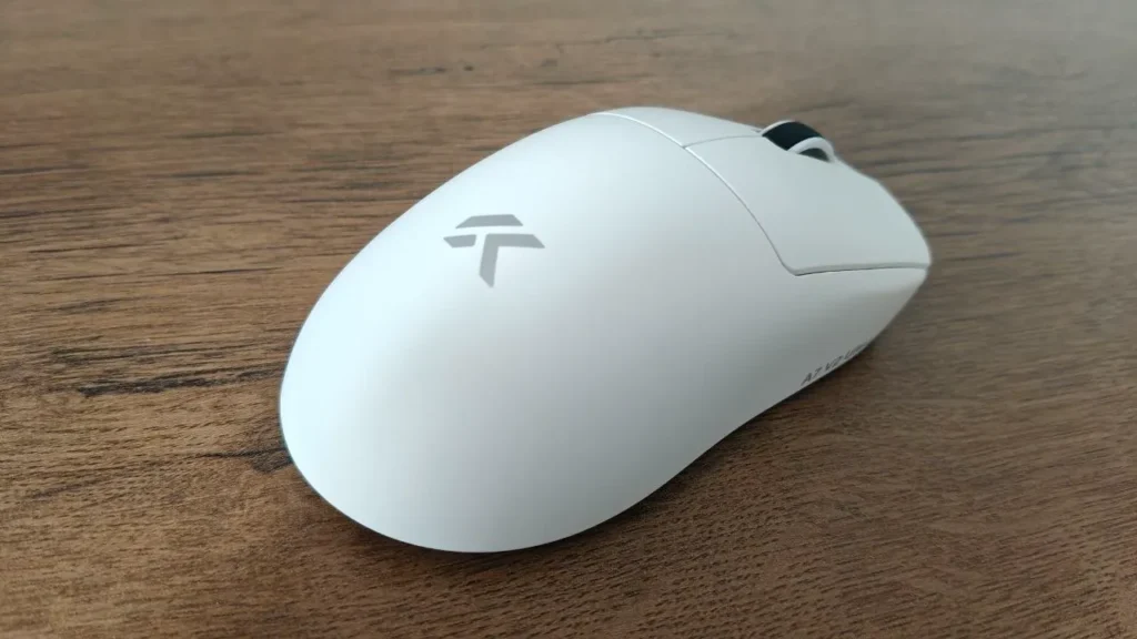 Biała mysz MCHOSE A7 V2 Ultra+ widziana od tyłu z widocznym szarym logo na grzbiecie.