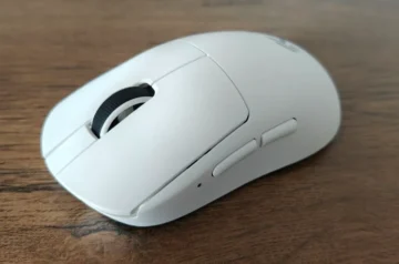 Mysz MCHOSE A7 V2 Ultra+ ujęta z góry pod kątem, z widocznymi głównymi przyciskami oraz rolkiem przewijania.